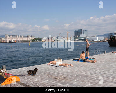 Una nuova città interna spiaggia pubblica con grandi terrazze in legno e sabbia per i bambini aperto 2015 in Sorenga Oslo Norvegia Foto Stock