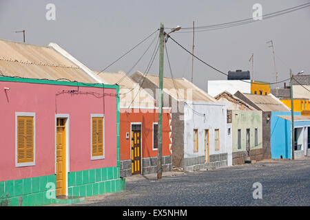 Strada con case colorate nel villaggio Rabil sull'isola di Boa Vista Capo Verde / Cabo Verde, Africa occidentale Foto Stock
