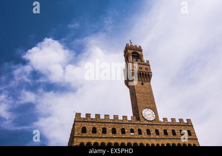 La gigantesca torre di Palazzo Vecchio a Firenze Foto Stock