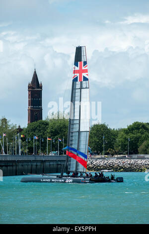 Portsmouth, Regno Unito. 7 luglio 2015 Landrover BAR Ben Ainslie barca sull'acqua oggi prima dell'evento a vela quattro giorni, 23 al 26 luglio inizia la gara per la XXXV Coppa America. Credito: Paul Chambers/Alamy Live News Foto Stock