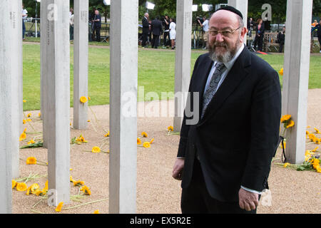 Londra, Regno Unito. 7 Luglio, 2015. Londra il Rabbino capo di Efraim Mirvis prende un momento di contemplazione silenziosa in occasione del decimo anniversario dell'islamista attentati suicidi che è costato la vita di 57 persone e il ferimento di decine di altri. Credito: Paolo Davey/Alamy Live News Foto Stock