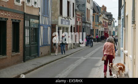 St.Valery sur Somme , persone sulle strade Foto Stock