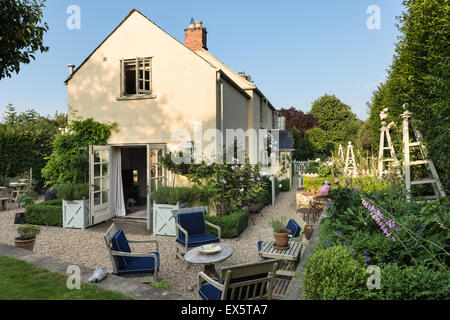 Outdoor mobili in legno nel giardino del paese di lingua inglese cottage Foto Stock