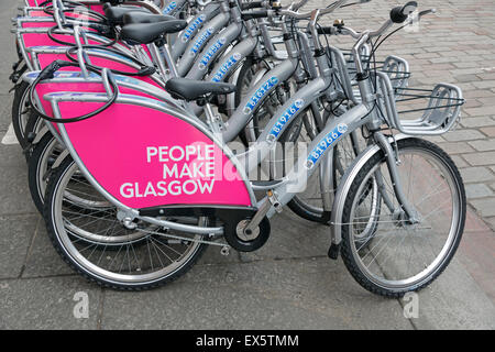 Le persone fanno Glasgow le biciclette a noleggio nel centro della città di Glasgow, Scotland, Regno Unito Foto Stock