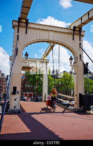 Il Magere Brug ( Skinny Bridge ) lungo il fiume Amstel nel centro di Amsterdam, Paesi Bassi, dell'UE. Foto Stock