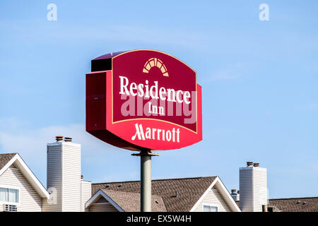 Un polo di segno pubblicità il Marriott Residence Inn in Oklahoma City, Oklahoma, Stati Uniti d'America. Foto Stock