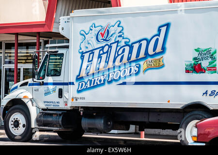 Una consegna Hiland carrello offre prodotti lattiero-caseari per un dollaro General store nella città di Oklahoma, Oklahoma, Stati Uniti d'America. Foto Stock