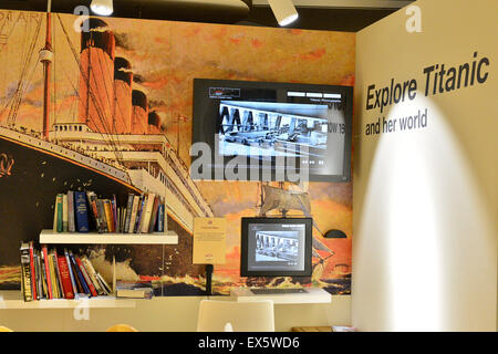 Visualizzazione dei libri su Belfast costruito Titanic nave presso l'Ulster American Folk Park Foto Stock