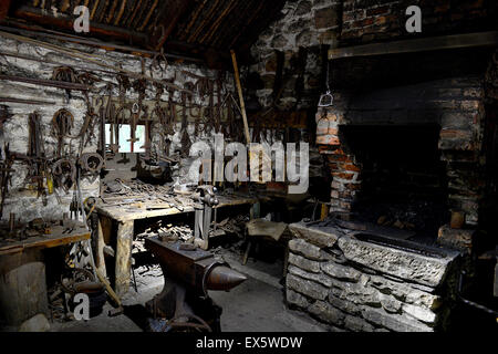 Interno del XIX secolo Irish la fucina di fabbro ferraio di all'Ulster American Folk Park Foto Stock