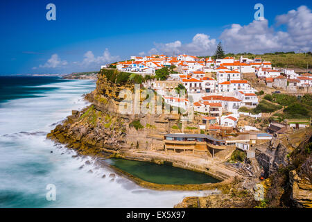 Azenhas do Mar, Portogallo città balneare. Foto Stock