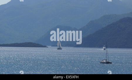 Bella bianca navi naviga nel golfo di Marmaris, Turchia. Foto Stock