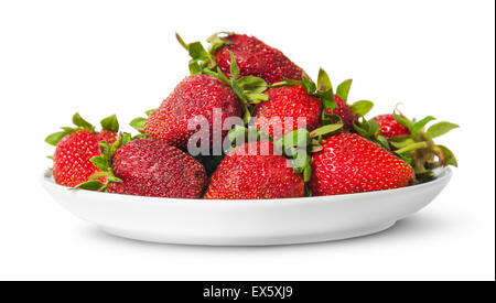 In pila frontale di carni succose fragole sulla piastra bianca isolata su sfondo bianco Foto Stock