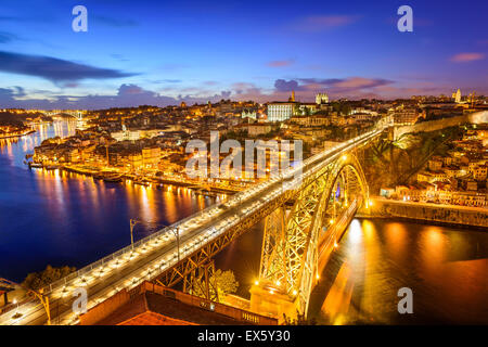 Porto, Portogallo skyline su Dom Luis IV Bridge. Foto Stock