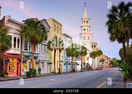 Negozi linea Broad Street nel Quartiere Francese di Charleston, South Carolina, Stati Uniti d'America. Foto Stock