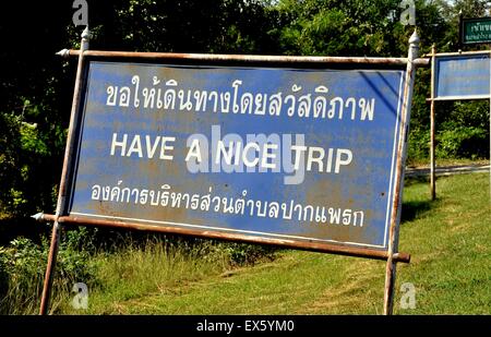 Kanchanaburi Thailandia: cartello stradale sia in Thai e inglese driver augura un buon viaggio Foto Stock