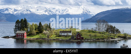 Tipica casa rossa su un'isola dell'Hardangerfjord, vicino Strandebarm, Hordaland, Norvegia Foto Stock