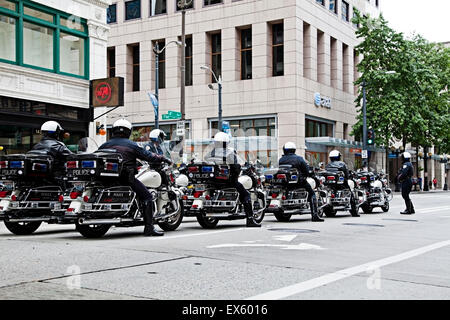 Motocicletta di polizia in formazione nel centro cittadino di Seattle Washington Foto Stock