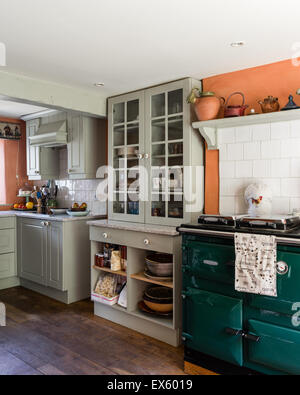 Cucina di paese con soffitto con travi a vista e rayburn. Le unità sono dipinte in grigio francese da Farrow & Ball Foto Stock