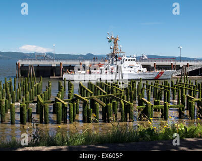 Astoria, Oregon, Stati Uniti d'America. Astoria lungomare dove centinaia di palificazioni di restare dove pescare i conservifici utilizzato per riposare. © Becky Matthews Foto Stock