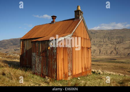 Rusty vecchio capannone ondulato nelle Highlands Scozzesi. Foto Stock