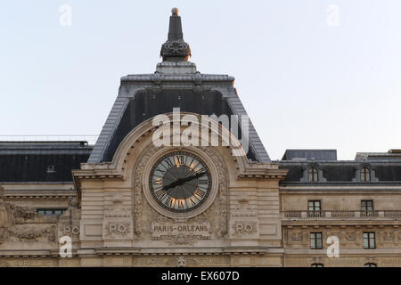 Il museo di Orsay a Parigi attraverso il Fiume Senna Foto Stock