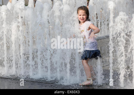 Budapest. 7 Luglio, 2015. Una bambina gioca a una fontana durante il caldo estivo a Budapest, in Ungheria il 7 luglio 2015. Credito: Attila Volgyi/Xinhua/Alamy Live News Foto Stock