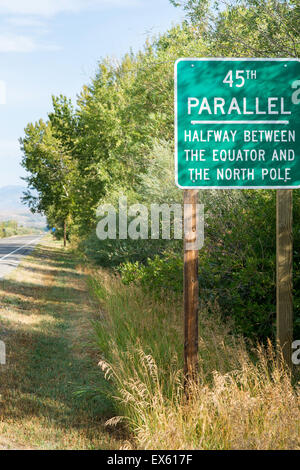 Autostrada cartello stradale lettura quarantacinquesimo parallelo, il punto a metà strada tra l'Equatore e il Polo Nord Foto Stock