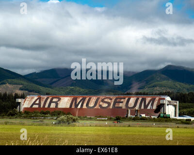 Oregon, Stati Uniti d'America. Vista di WWII Blimp Hangar Tillamook Air Museum dall'autostrada © Becky Matthews Foto Stock