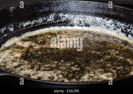 Burro fuso a caldo in padella in ghisa Foto Stock