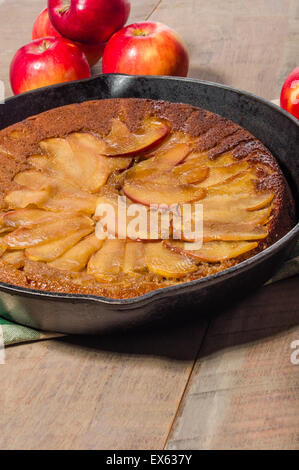 Padella in ghisa torta di mele con mele e fette di mela Foto Stock