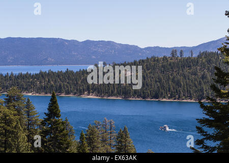 Gruppo di tour in Lake Tahoe lasciando Emerald Bay su un bel pomeriggio Foto Stock