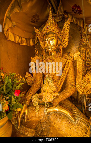 Golden Buddha a Shwedagon pagoda Yangon, Myanmar Foto Stock