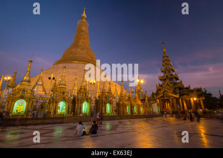 Il Reguilding Shwedagon pagoda al crepuscolo, Yangon, Myanmar Foto Stock