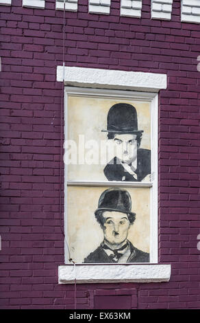 Charlie Chaplin grafico nella finestra del Teatro Orpheum Blairmore, Alberta, Canada Foto Stock
