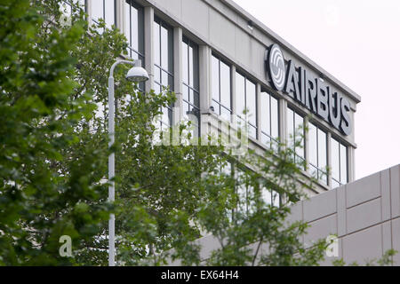 Un logo segno al di fuori della sede centrale del gruppo di Airbus, Inc., in Herndon, Virginia. Foto Stock