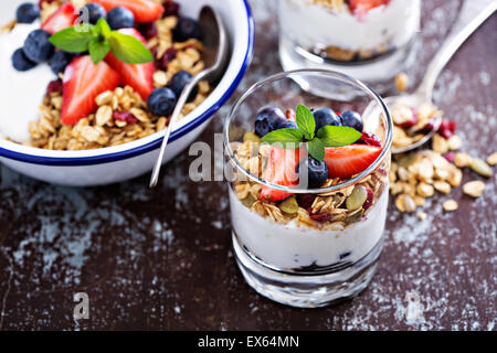 Parfait di colazione con muesli fatte in casa e yogurt Foto Stock