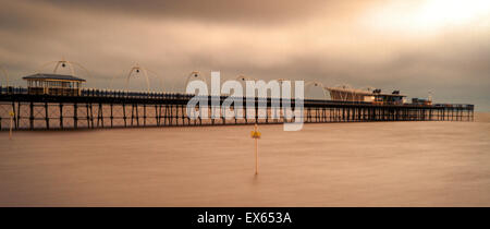 Southport, Merseyside, Regno Unito. 08 Luglio, 2015. UK weather Nuvole temporalesche, Southport, Merseyside. Dopo la recente ondata di caldo in tutto il Regno Unito, unseasonal nuvole temporalesche spostarsi da ovest portando il vento e acquazzoni pesanti con loro. Credito: Cernan Elias/Alamy Live News Foto Stock