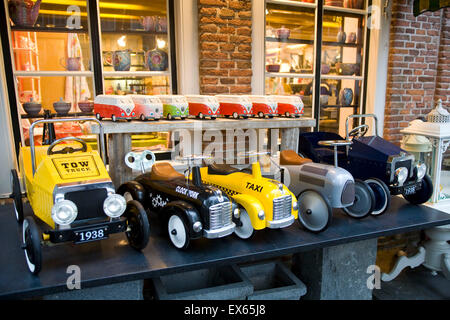 L'Europa, Paesi Bassi Zeeland, il villaggio Veere sulla penisola di Walcheren, shop presso la piazza del mercato, prodotti in offerta, giocattolo auto Foto Stock