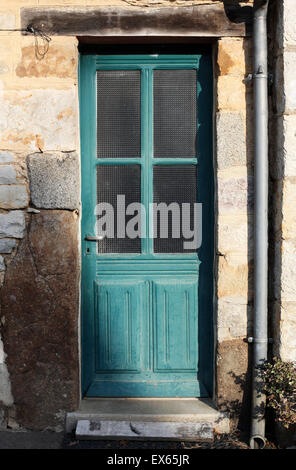 Si tratta di una foto di una porta di ingresso che è chiuso. Il quadro è dipinto in colore verde e la mattina. Vista dall'esterno Foto Stock