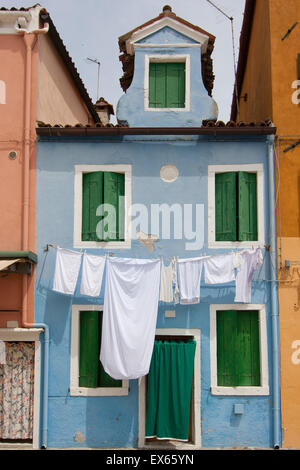 Tipico blu cielo piccola casa di Burano vicino a Venezia Foto Stock