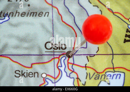 Close-up di una puntina rossa su una mappa di Oslo, Norvegia Foto Stock