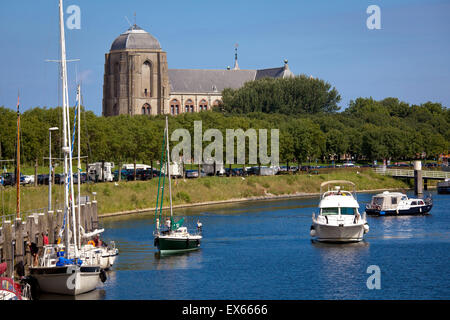 L'Europa, Paesi Bassi Zeeland, il villaggio Veere sulla penisola di Walcheren, Chiesa di Nostra Signora, la chiesa Grote Kerk, barche Foto Stock