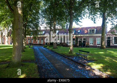 L'Europa, Paesi Bassi Zeeland, il villaggio Veere sulla penisola di Walcheren, case residenziali in via Oliemolenstraat. Foto Stock