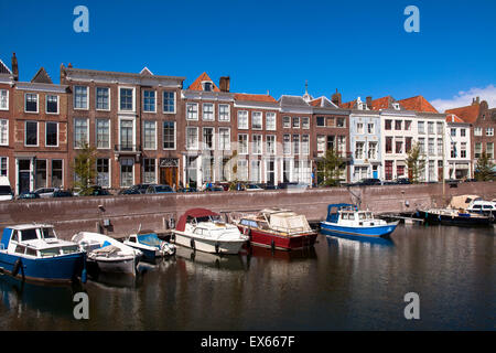 L'Europa, Paesi Bassi Zeeland, Middelburg sulla penisola di Walcheren, case presso la diga di strada, barche a Prins Hendrikdok può Foto Stock