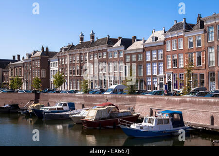 L'Europa, Paesi Bassi Zeeland, Middelburg sulla penisola di Walcheren, case presso la diga di strada, barche a Prins Hendrikdok può Foto Stock