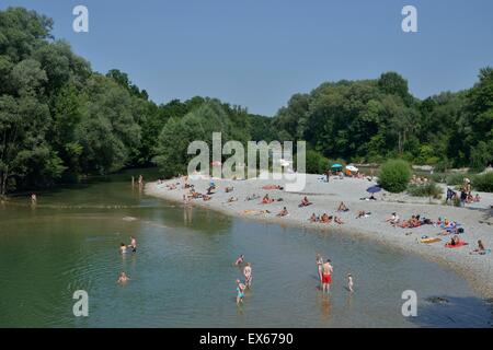 Bagnanti presso il Flaucher, Isar, Thalkirchen, Monaco di Baviera, Baviera, Baviera, Germania Foto Stock