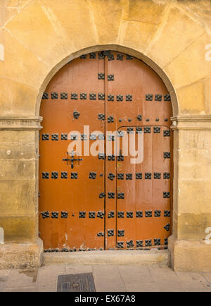 Vecchia porta di legno in Ubeda, Provincia di Jaen, Andalusia, Spagna Foto Stock