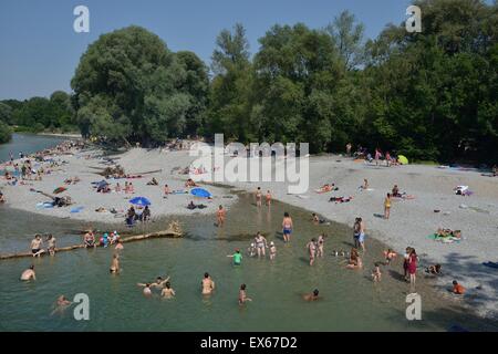 Bagnanti presso il Flaucher, Isar, Thalkirchen, Monaco di Baviera, Baviera, Baviera, Germania Foto Stock