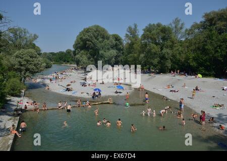 Bagnanti presso il Flaucher, Isar, Thalkirchen, Monaco di Baviera, Baviera, Baviera, Germania Foto Stock