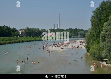 Bagnanti presso il Flaucher, Isar, Thalkirchen, Monaco di Baviera, Baviera, Baviera, Germania Foto Stock